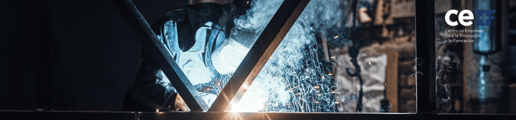 soldador trabajando en la construcción